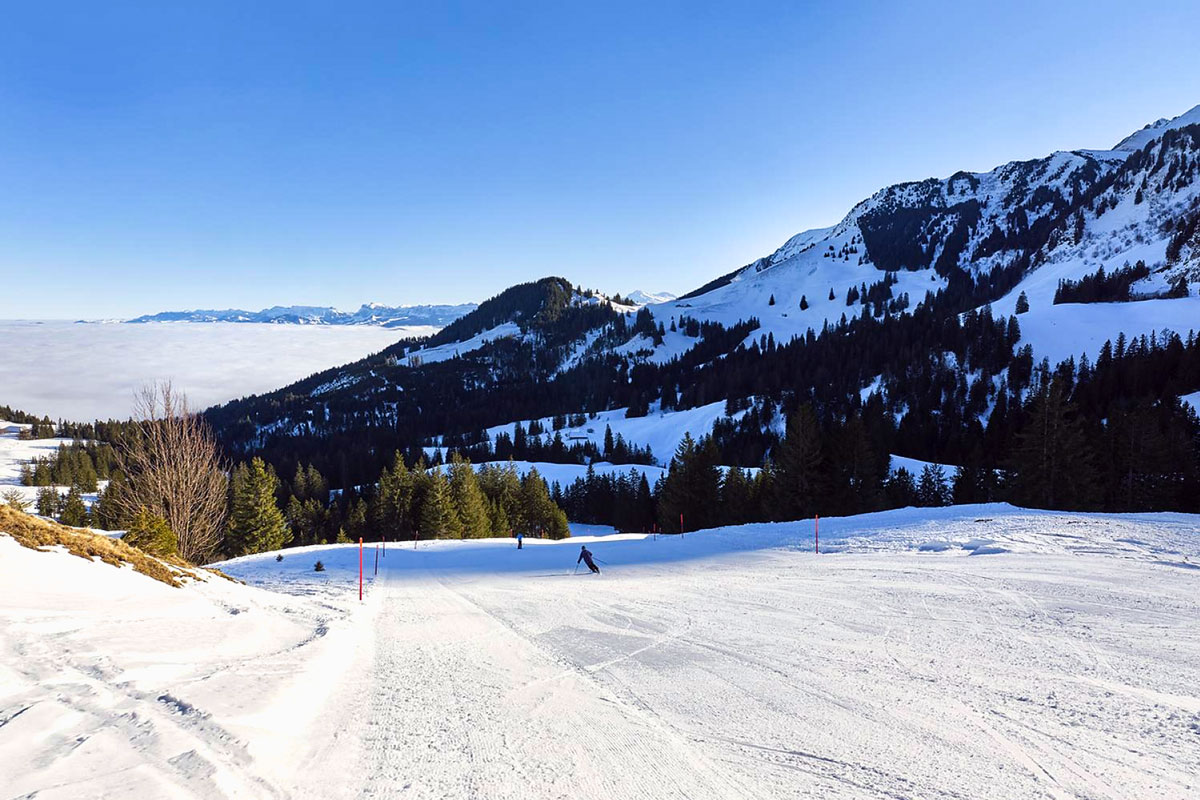 Familie beim Skifahren im Gantrisch Gurnigel Gebiet